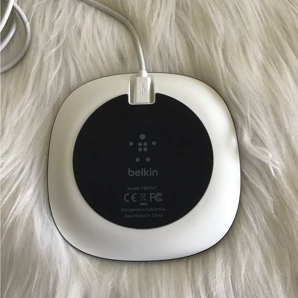 Belkin White and Black Charging Pad - Picture 3 of 3